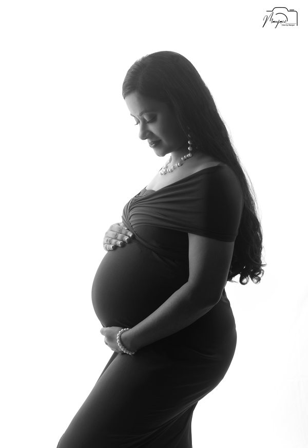 Black and white silhouette of an expectant mother
